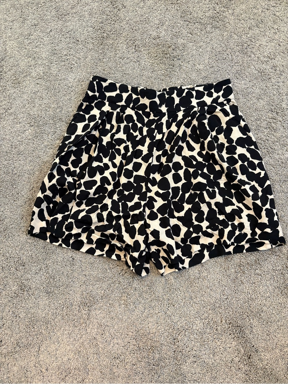 H&M High Waist Black and White Printed Flowt Soft Shorts 💜